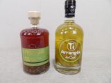 deux bouteilles d'alcool posées l'une à côté de l'autre sur une table