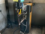 une machine qui se trouve à l'intérieur d'un bâtiment