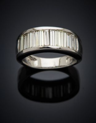 une bague en or blanc sertie de diamants taille baguette sur un fond noir