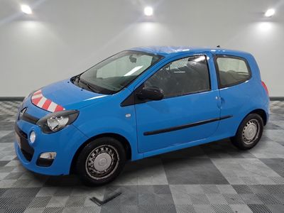 la photo d'une petite voiture bleue sur un sol en damier