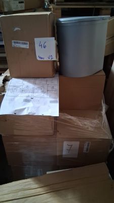 une pile de cartons et un réfrigérateur posés les uns sur les autres