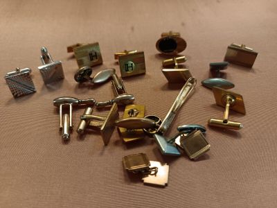 many different types of keys and locks on a table