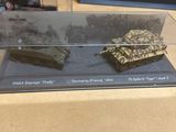 deux maquettes de chars exposées dans une vitrine
