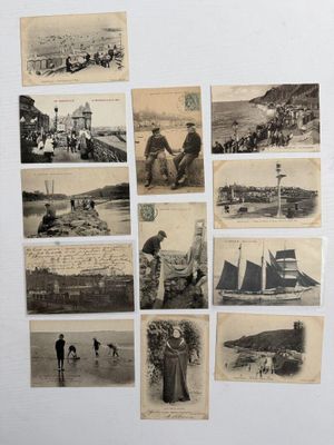 de nombreuses vieilles photos de personnes et de bateaux sur la plage