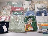 un tas de vêtements posés sur une table