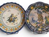 deux assiettes posées côte à côte sur une table