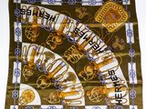 foulard en soie marron orné d'un motif doré et bleu représentant des verres et des bouteilles de bière