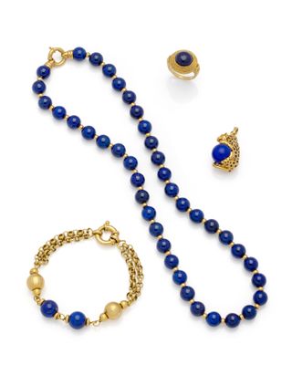 un ensemble composé d'un collier, d'un bracelet et d'une bague en lapis-lazuli et or