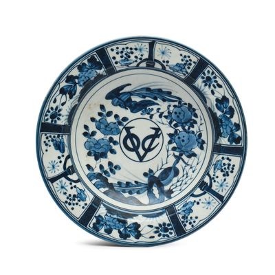 assiette bleue et blanche ornée d'un motif représentant des oiseaux et des fleurs
