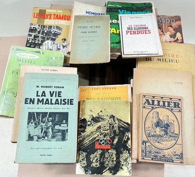 un grand nombre de livres posés sur une table