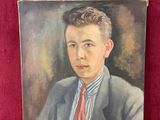 tableau représentant un jeune homme en costume-cravate, assis sur une table