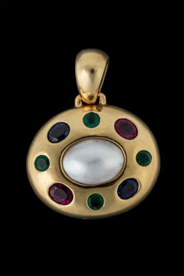 un gros plan d'un pendentif en or orné d'une perle blanche et de pierres multicolores