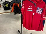 un t-shirt suspendu à un portant dans un magasin