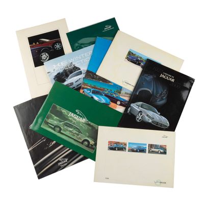 Diverses brochures de vente automobile sont empilées les unes sur les autres