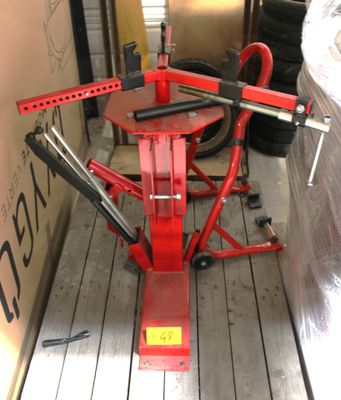 une machine rouge qui se trouve à l'arrière d'un camion