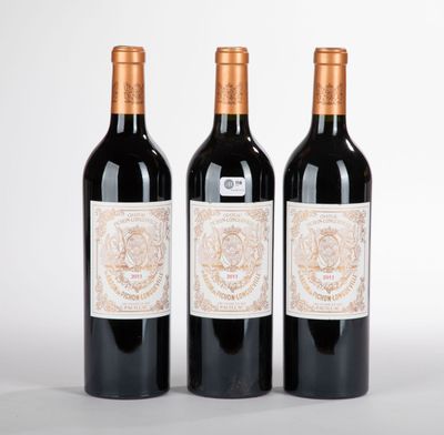trois bouteilles de vin posées sur une table blanche