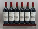 six bouteilles de vin rouge sont alignées