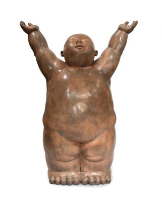 statue d'un homme corpulent levant les mains en l'air