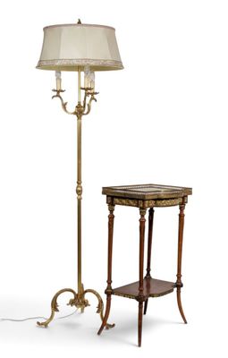 deux lampes et une table sur laquelle est posé un abat-jour