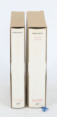 deux livres posés l'un sur l'autre sur une surface blanche