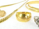 beaucoup de bijoux en or sur une surface blanche