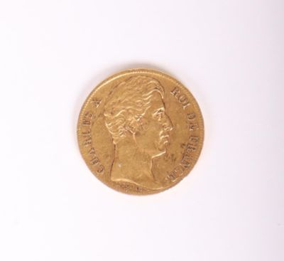 une pièce d'or avec l'image d'une femme dessus