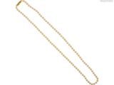 un collier de perles avec un fermoir en or sur fond blanc