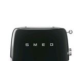 un grille-pain noir sur lequel est inscrit le mot « Smeg »