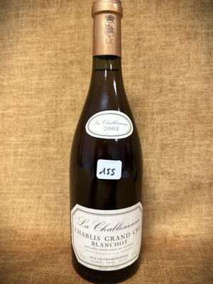une bouteille de vin posée sur une table