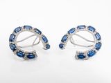 une paire de boucles d'oreilles en saphir et diamant