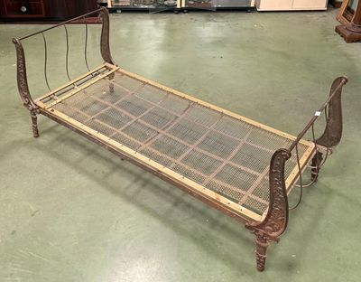 Banquette en fer forgé et métal à décor de guirlandes fleuri…