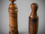 un ensemble composé d'un moulin à poivre et d'une poivrière en bois