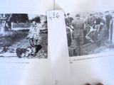 une personne tenant un livre ouvert à la page où figure la photo d'un groupe de personnes