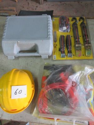 un casque de chantier jaune, un casque de chantier jaune, un casque de chantier jaune et un casque de chantier jaune posés sur une table