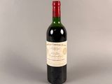 une bouteille de vin posée sur une table
