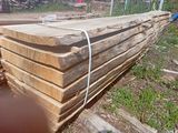 plusieurs pièces de bois sont empilées les unes sur les autres