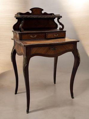 un petit bureau en bois surmonté d'un miroir