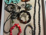une boîte remplie d'un assortiment de colliers et de bracelets