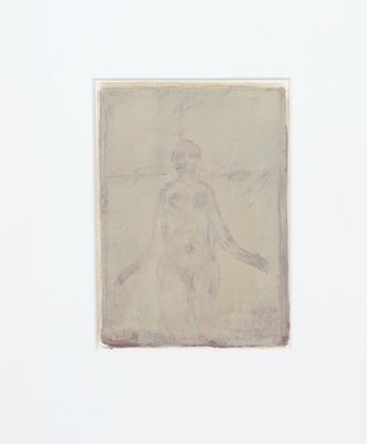 une image représentant le dessin d'une femme debout devant un mur blanc