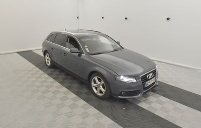 une image d'une voiture garée dans un garage