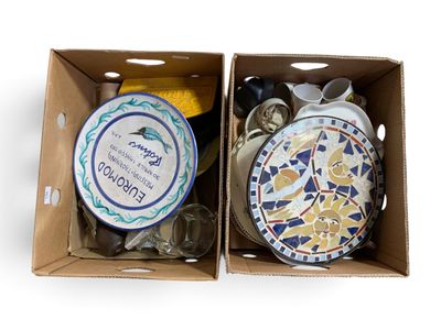 deux boîtes contenant des objets différents, posées sur une surface blanche