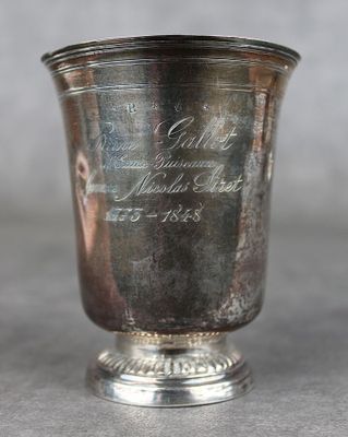 une vieille coupe en argent sur laquelle est représentée une femme