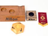 une boîte en bois sur laquelle est représenté un jeu, à côté d'une médaille