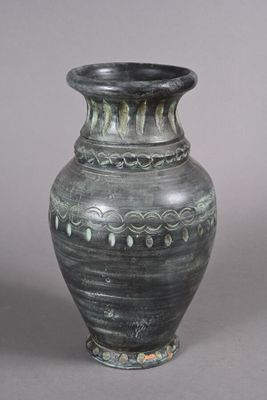 un vase vert posé sur une table