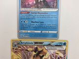 deux cartes pokemon posées l'une sur l'autre sur une table