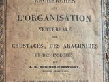 un vieux livre sur lequel figure le nom d'une organisation en français