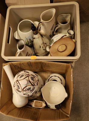 deux boîtes contenant quelques tasses et une théière