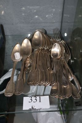une vitrine contenant de nombreuses cuillères en argent et des cuillères-cuillères