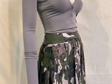 jupe camouflage grise et verte avec un haut à manches longues et encolure en V