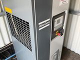 une machine qui se trouve à l'intérieur d'un bâtiment